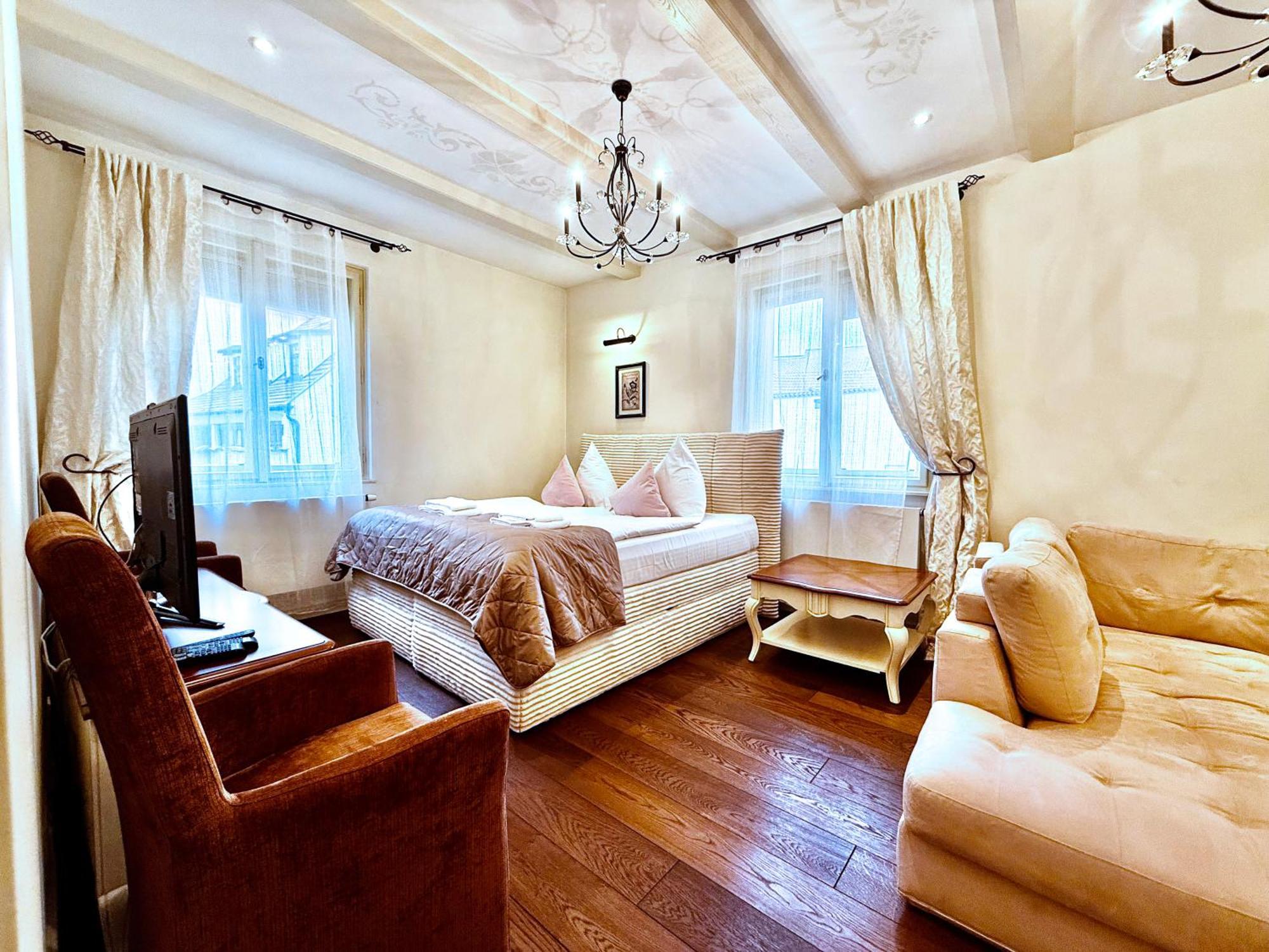 Unique Charles Bridge 2Bdr Apartment. — Photos 2