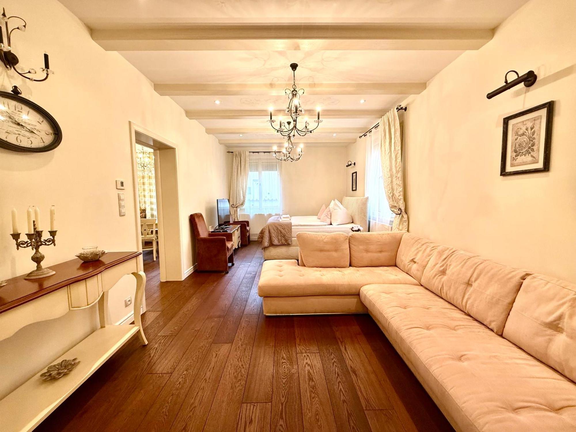 Unique Charles Bridge 2Bdr Apartment. — Photos 3